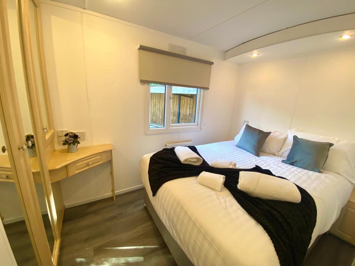 Elletson Park Wood Fired Hot Tubs, Caravans & Pods Pilling エクステリア 写真