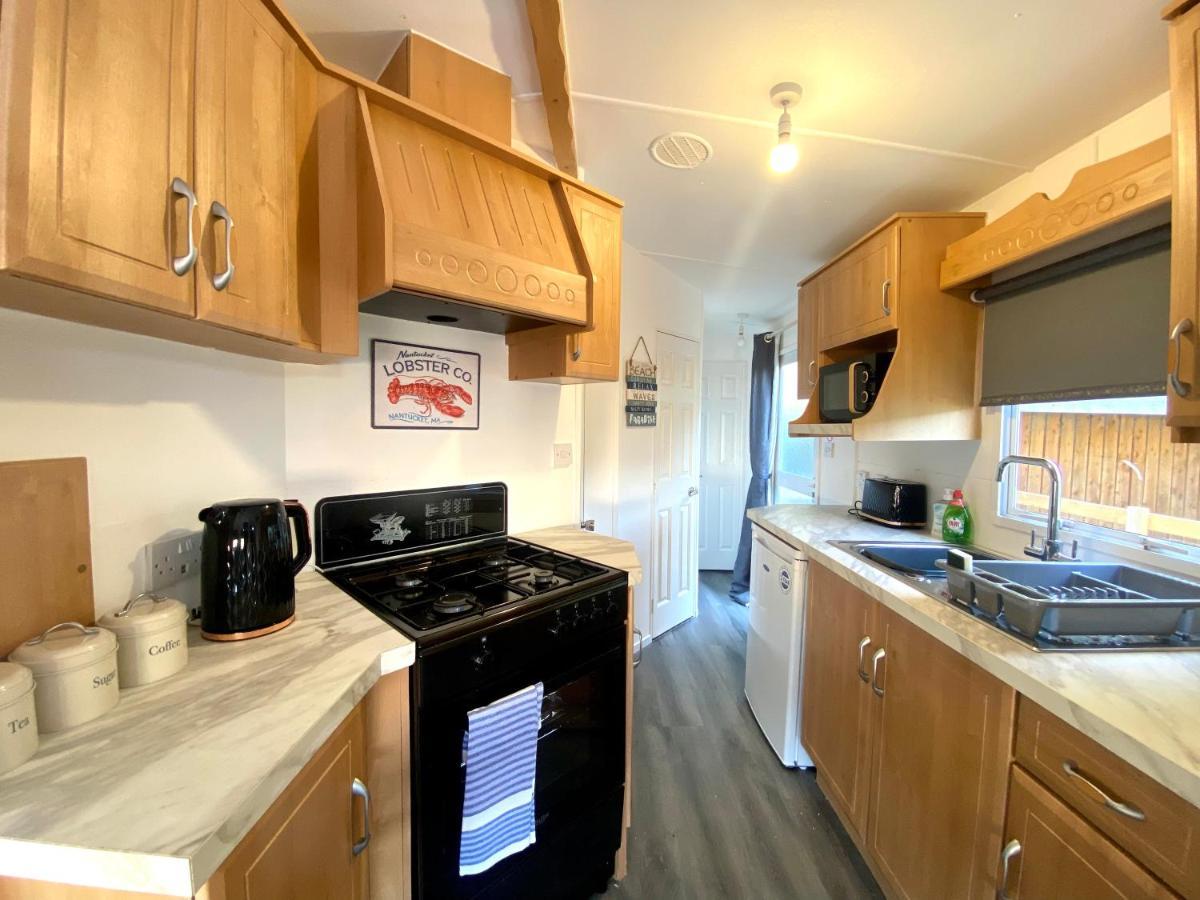Elletson Park Wood Fired Hot Tubs, Caravans & Pods Pilling エクステリア 写真