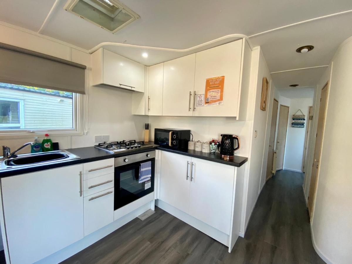 Elletson Park Wood Fired Hot Tubs, Caravans & Pods Pilling エクステリア 写真