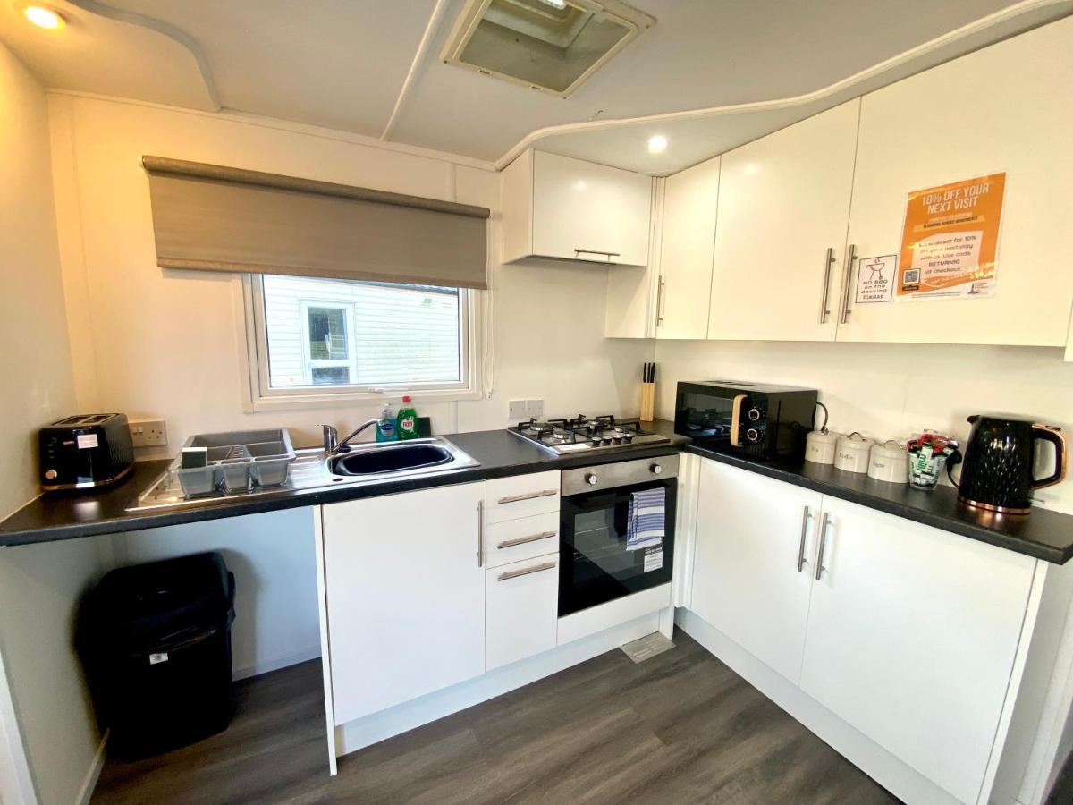 Elletson Park Wood Fired Hot Tubs, Caravans & Pods Pilling エクステリア 写真