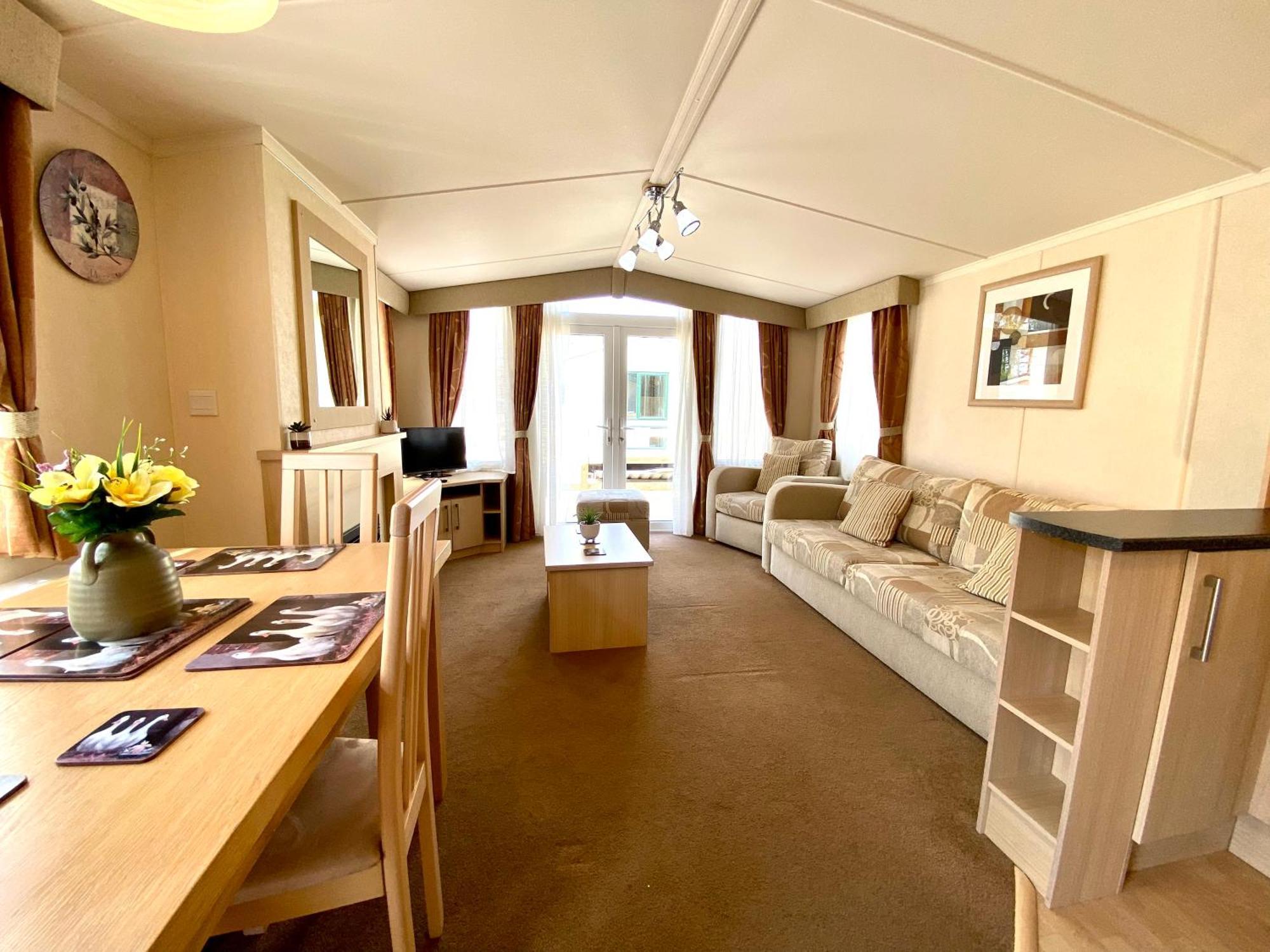 Elletson Park Wood Fired Hot Tubs, Caravans & Pods Pilling エクステリア 写真