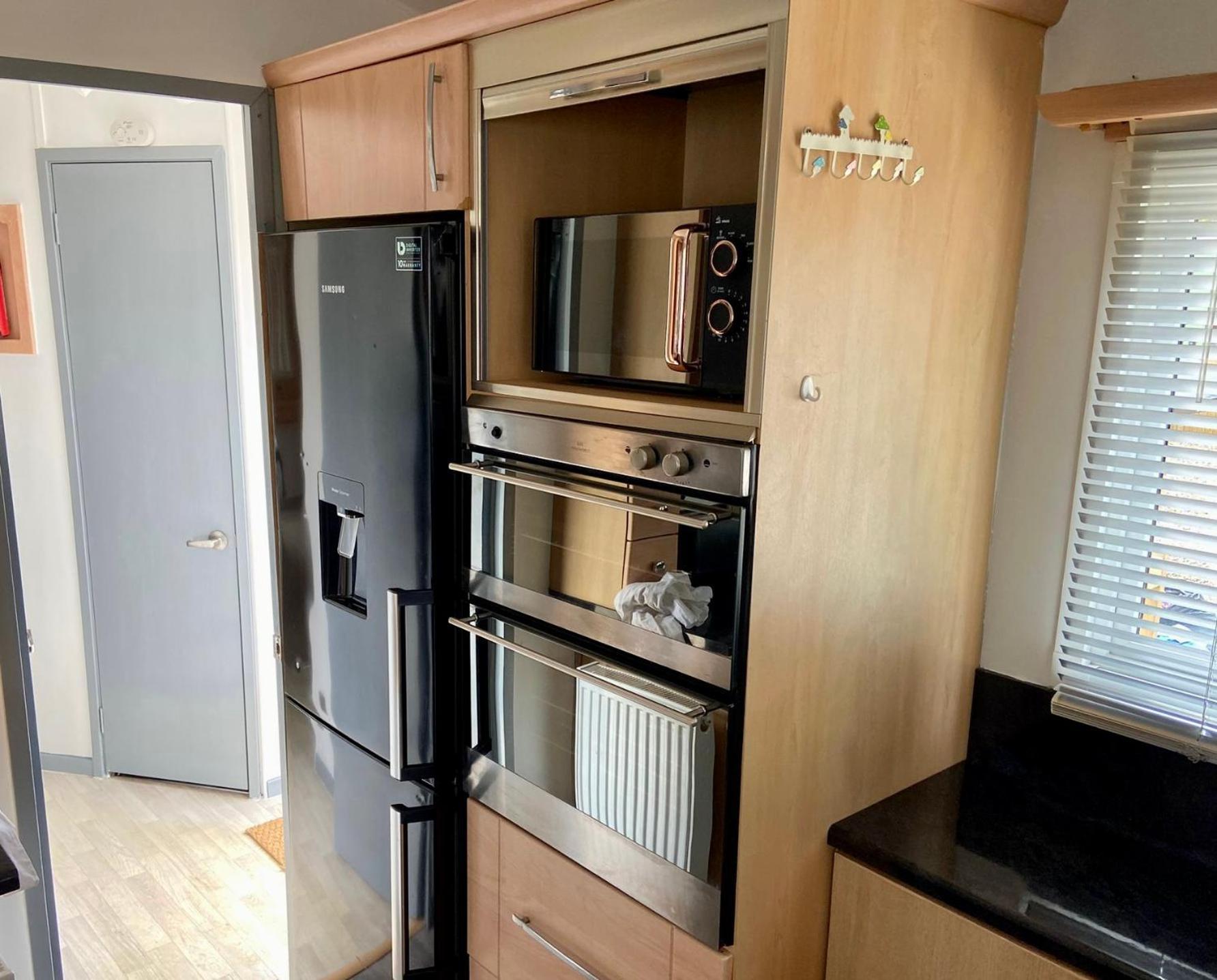 Elletson Park Wood Fired Hot Tubs, Caravans & Pods Pilling エクステリア 写真